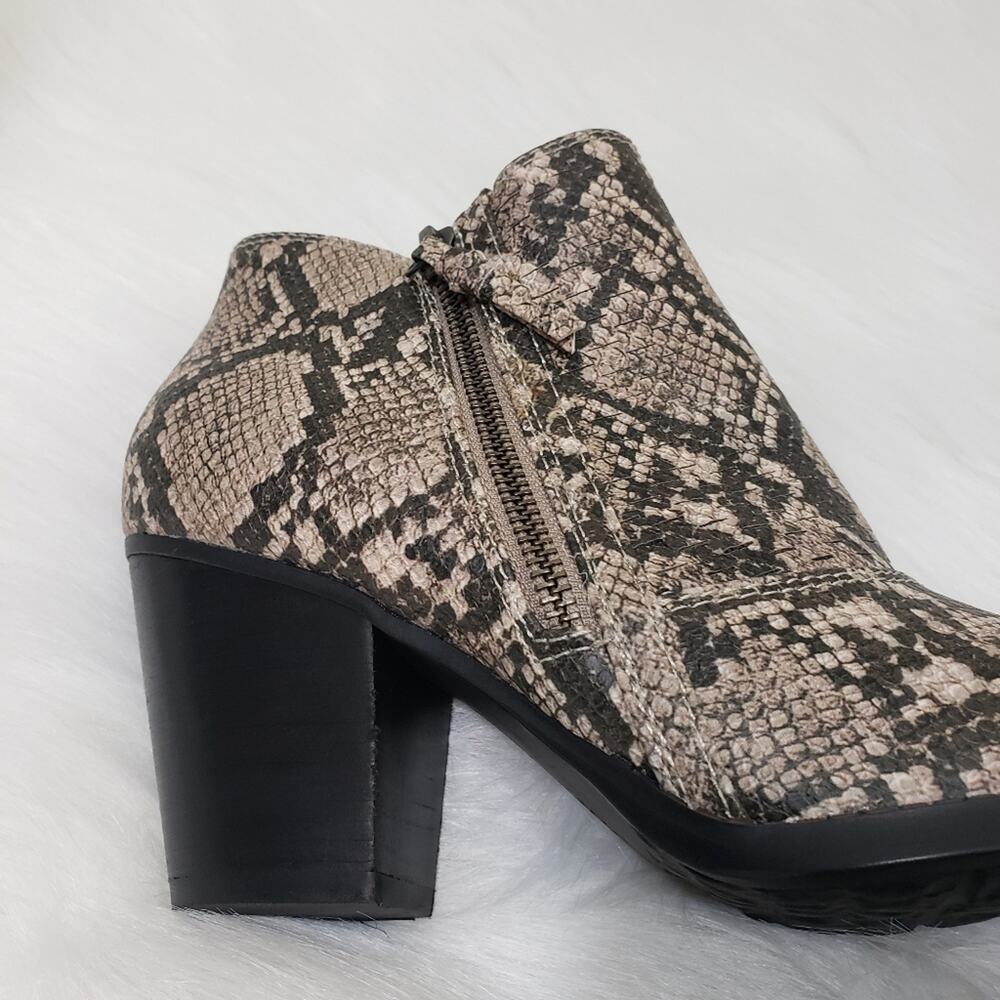 Baretraps New in box cacie snake print side zip booties woman's size 9.5 - Picture 4 of 9